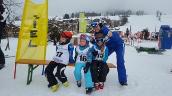 Skischule Edelweiß Skilehrerin bei Kindern mit Startnummern | © Skischule Edelweiß