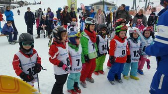 Kinder mit Medaillen und Urkunde bei der Skirennen Siegerehrung | © Skischule Edelweiß