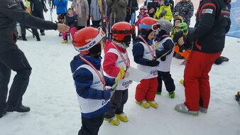 Kinder mit Medaillen und Urkunde bei der Skirennen Siegerehrung | © Skischule Edelweiß