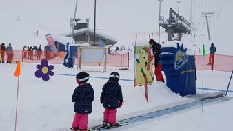 Kinder auf Skiern fahren mit dem Kinderlift | © Skischule Edelweiß
