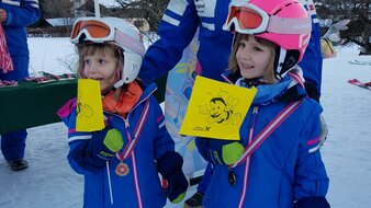 Kinder mit Medaille und Urkunde | © Skischule Edelweiß