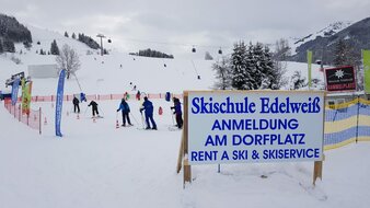 Schild vor der Übungspiste der Skischule Edelweiß | © Skischule Edelweiß