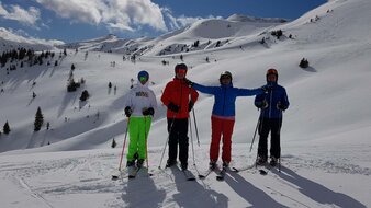 Skifahrergruppe vor Winterlandschaft | © Skischule Edelweiß