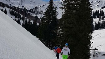 Skitour-Gruppe in Winterlandschaft | © Skischule Edelweiß