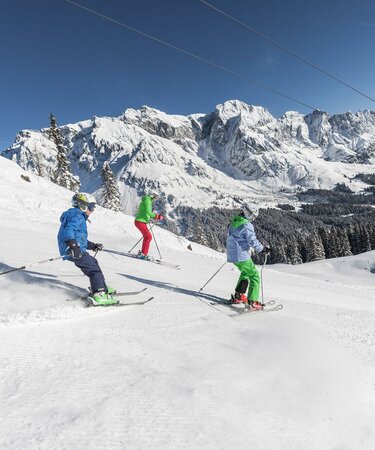 Familie beim Skifahren im Skigebiet Hochkönig | © Hochkönig Tourismus GmbH