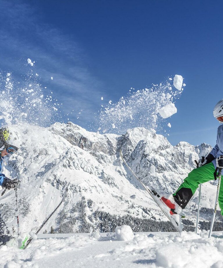 Kinder spielend auf Skiern | © Hochkönig Tourismus GmbH