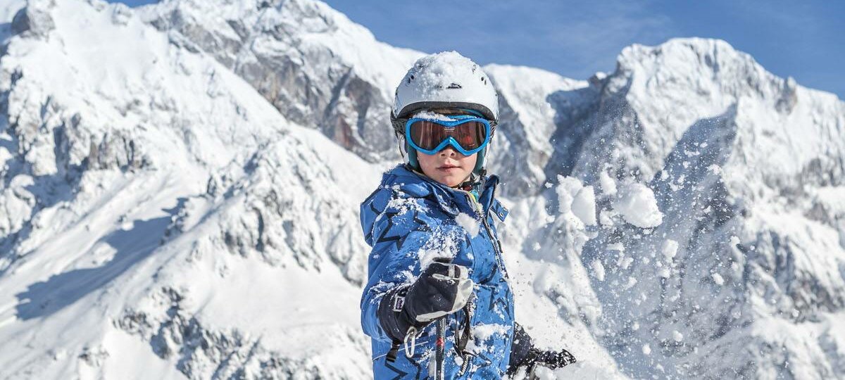 Kind auf Skiern vor winterlichem Bergpanorama | © Hochkönig Tourismus GmbH