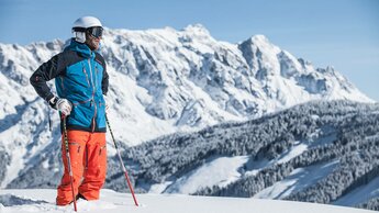 Skifahrer vor winterlichem Bergpanorama | © Hochkönig Tourismus GmbH